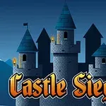 Gece vakti dağların önünde aydınlatılmış bir ortaçağ kalesi ve üzerinde Castle Siege yazısı