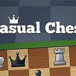Bir satranç tahtası üzerinde kaleler ve taşlarla birlikte Casual Chess yazısı