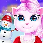 Pembe saçlı kedi karakteri, arkada kardan adam ve zencefilli kurabiye ile kış temalı bir sahnede