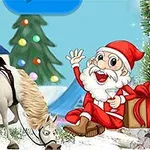 Noel Baba kıyafeti giymiş bir karakter, hediye paketleriyle otururken, yanındaki beyaz bir at ve arkada yılbaşı ağacı olan karlı bir sahne