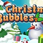 Noel baba şapkası takmış bir kardan adam, hediye paketleri ve karla kaplı çam ağaçlarının bulunduğu kış temalı bir sahne