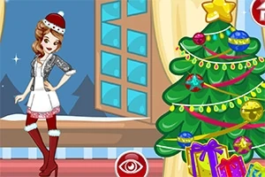 Kırmızı beyaz kıyafetli kadın, süslemelerle dolu bir Noel ağacı ve hediye paketleriyle süslenmiş iç mekân