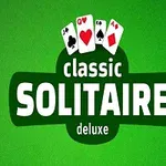 Yeşil arka plan üzerinde, üstte iskambil kartları ve ortada büyük beyaz yazıyla Classic Solitaire Deluxe yazısı