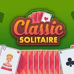 Yeşil bir arka planda, üzerlerinde kral, kraliçe ve sinek sembollerinin olduğu iskambil kartları ve Classic Solitaire yazısı
