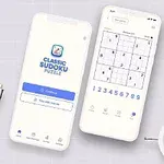İki beyaz akıllı telefon ekranında sudoku oyununun ana menüsü ve bir sudoku bulmacası, yanında bitki, kalem, defter ve beyaz masa saati