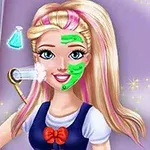 Bir kızın yüzüne yeşil maske ve buhar uygulandığı spa bakım anı