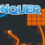 Mavi bir yılanın ve turuncu bir yılanın kareli koyu renkli bir zeminde dolaştığı ve üzerinde büyük CONQUER yazısının bulunduğu grafik