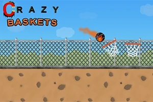 Basketbol topu, fileye uçarken arkada çit ve mavi bir gökyüzü