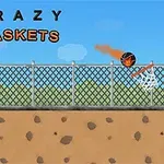 Basketbol topu, fileye uçarken arkada çit ve mavi bir gökyüzü