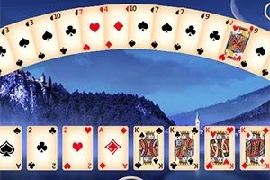 Dağ manzarası önünde bir daire şeklinde ve düz dizilmiş iskambil kartları