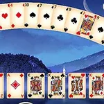 Dağ manzarası önünde bir daire şeklinde ve düz dizilmiş iskambil kartları