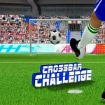 Yeşil sahada çoraplı bir futbolcunun, kaleye doğru vuruş yaptığı an