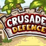 Tropikal bitkilerin ve kumlu yolun üzerinde Crusader Defence yazısı bulunan taş duvar