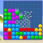 Mavi bir oyun ekranında renkli geometrik şekiller ve puan gösterimleri, arka planda plaj ve palmiyelerle birlikte