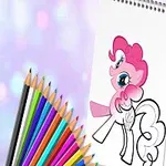 Renkli kalemlerin yanına konmuş, beyaz bir defterde pembe ve beyaz bir pony çizimi