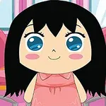 Kocaman mavi gözlü, siyah saçlı ve pembe elbiseli bir çocuk anime karakteri, arka planda pembe sandalyelerle dolu renkli bir oda