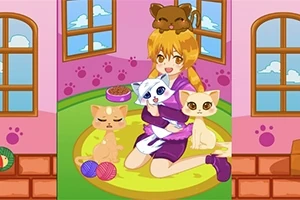 Pembe duvarlı bir odada oturan sarı saçlı bir çocuk, etrafı kedi oyuncakları, mama kabı ve pencerelerle çevrili