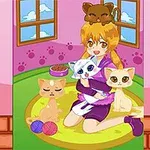 Pembe duvarlı bir odada oturan sarı saçlı bir çocuk, etrafı kedi oyuncakları, mama kabı ve pencerelerle çevrili