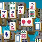 Karışık bir şekilde dizilmiş çeşitli desen ve karakterlerle süslenmiş birçok domino taşı