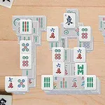 Üst üste dizilmiş, çeşitli semboller ve Çin karakterleri içeren domino benzeri taşlar