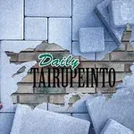 Kırmızı eldiven, kauçuk çekiç ve kaldırım taşlarıyla çevrelenmiş, ortasında Daily Tairupeinto yazılı hasarlı bir duvar