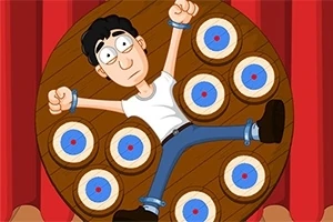 Dart Wheel Bir adam, tahtaya bağlı şekilde hedef tahtalarının etrafında yer almaktadır