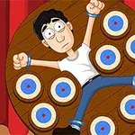 Dart Wheel Bir adam, tahtaya bağlı şekilde hedef tahtalarının etrafında yer almaktadır