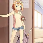 Odada kapıyı açan, elinde beyzbol sopası çantası taşıyan kısa saçlı anime kızı
