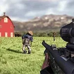 Bir kır manzarasında silahla nişan alınmış ve uzaklaşan insan figürleri, yan tarafta kırmızı bir ahır ve rüzgar gülü bulunmaktadır
