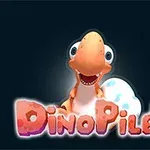 Turuncu bir dinozor, üzerinde DinoPiler yazan renkli bir metin ve arka planda mavi-beyaz benekli bir yumurta