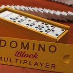 Tahta zeminde, domino taşlarının yanı sıra Domino Block Multiplayer yazılı bir kutu üst kısmı açık şekilde yer alıyor