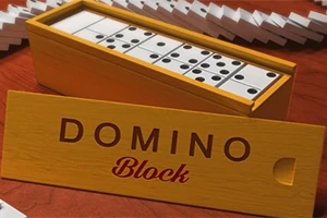 Açık sarı bir kutuya yerleştirilmiş domino taşlarının önünde DOMINO Block yazılı bir kapak bulunuyor
