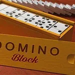 Açık sarı bir kutuya yerleştirilmiş domino taşlarının önünde DOMINO Block yazılı bir kapak bulunuyor