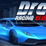 Mavi bir spor araba gece gökyüzü ve şehir silüeti önünde, Drag Racing Club yazısının yanında hızla ilerliyor