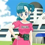 Mavi saçlı, pembe elbiseli bir kadın, arka planda Capsule Corp binası ile poz veriyor