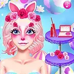 Pembe saçlı ve çiçekli bir taç takan bir kadın, arka planda renkli makyaj malzemeleriyle çevrili
