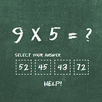 Yeşil bir tahta üzerinde tebeşirle yazılmış 9 x 5 = ?
