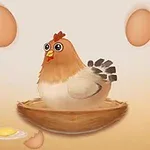 Yuvarlak gözlü bir tavuk bir sepette oturuyor, çevresinde yumurtalar ve bir kırık yumurta sarısı ön planda