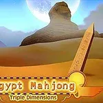 Bir çöl manzarasında piramitler ve Sfenksin önünde dikilitaş, Egypt Mahjong ve Triple Dimensions yazılarıyla