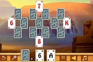 Mısır arka planı önünde düzenlenmiş kart destesi ve açık kartlar