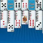 İskambil kartlarıyla dolu bir oyun ekranı, her sütunda farklı kart dizilimleri ve üstünde Free Cell yazan alanlar mevcut