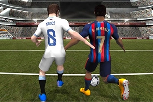 Beyaz formayla 8 numaralı oyuncu ve çubuklu formayla 7 numaralı oyuncu futbol sahasında yan yana top sürüyor