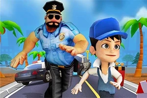 Mavi şapkalı bir çocuk, palmiye ağaçları ve polis arabalarının olduğu bir yolda arkasından gelen bir polisle koşuyor