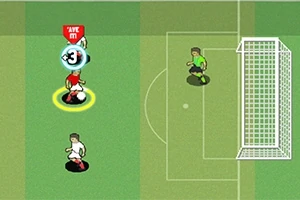 Yeşil saha üzerinde kalenin yakınında iki futbolcu ve bir kaleci