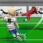 Bir futbolcu beyaz forma giyerek topa vururken, kırmızı forma giymiş kaleci topu kurtarmaya çalışıyor
