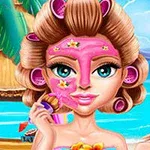 Pembe yüz maskesi ve saç bigudileriyle sahilde duran bir kadın