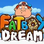 Şişman bir çocuk ve bulutlar önünde Fatboy Dream yazısı