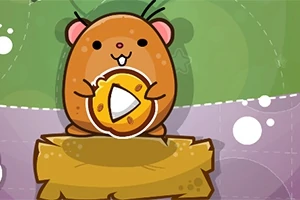 Kahverengi sevimli bir hamster, içinde beyaz bir üçgen bulunan yuvarlak bir peynir parçasını tutarken görülüyor