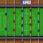 Yeşil bir masa futbolu oyun tahtasında, mavi ve kırmızı oyuncular ile beyaz bir top yer almakta