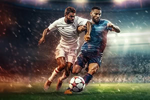 Yeşil çimenli bir futbol sahasında, iki futbolcu top için mücadele ediyor; biri beyaz, diğeri mavi-kırmızı forma giymiş